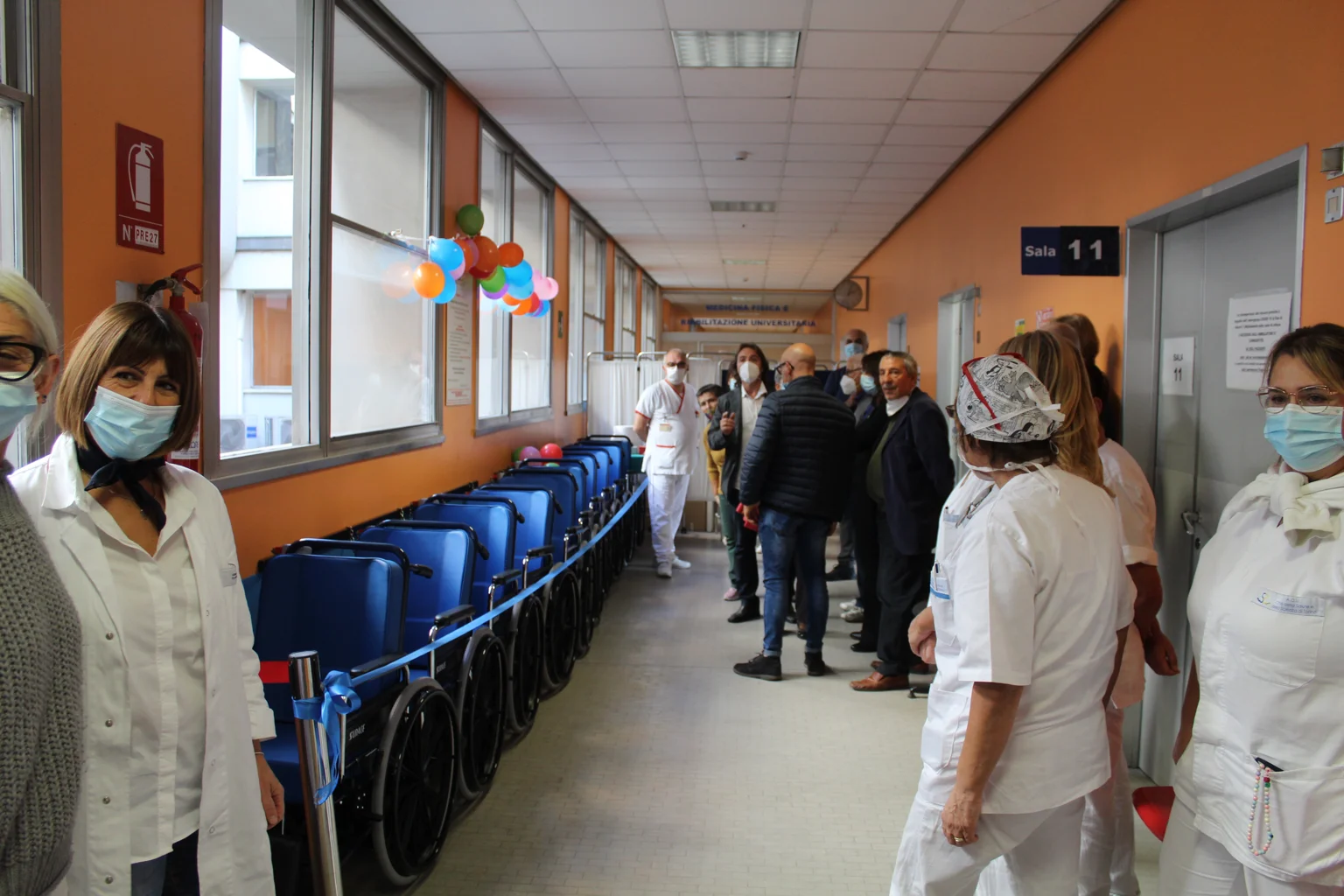 Corridoio ospedale con carrozzine donate